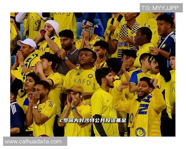 球迷疯狂冲入赛场抢夺C罗球衣引发热议与争议