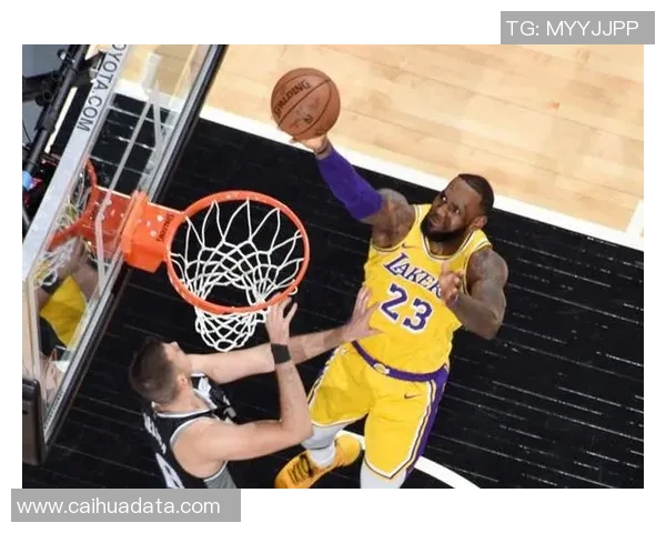 詹姆斯带领湖人对决热火再创辉煌全场37分展现王者风范 詹姆斯带领湖人对决热火再创辉煌全场37分展现王者风范